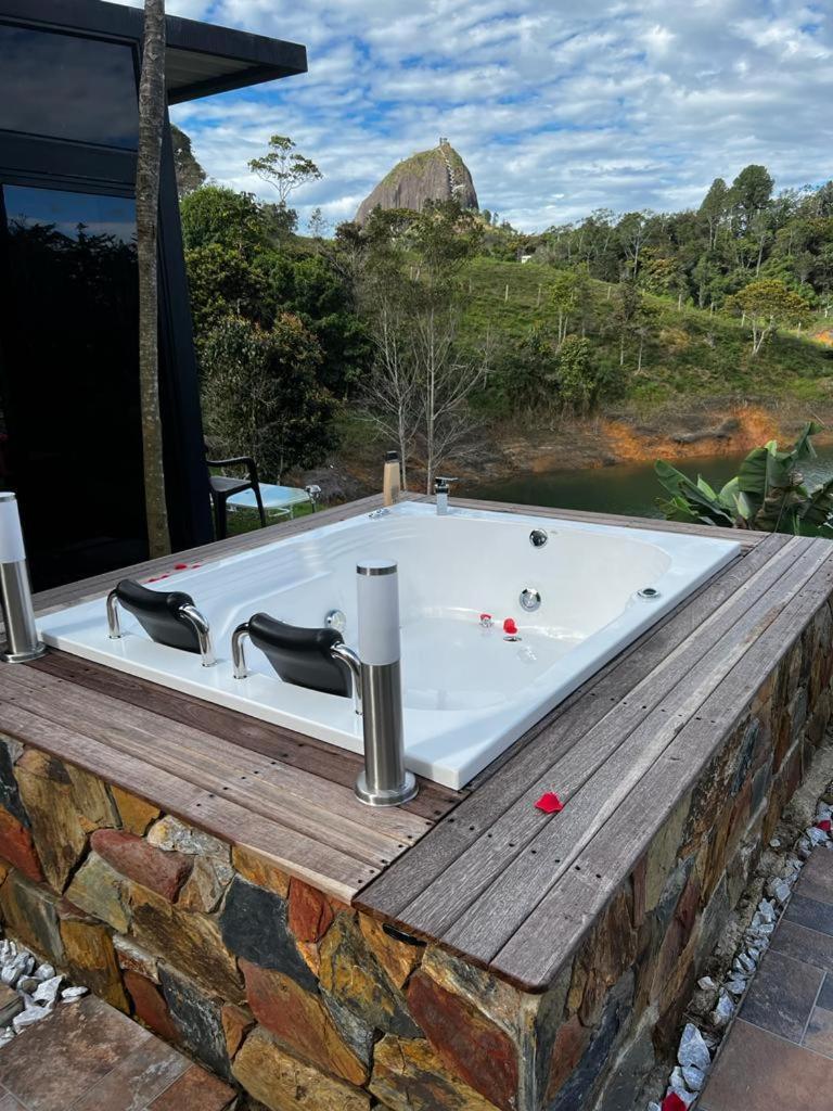 Cabana Privada Sin Prisa "Not Rush" Preciosa! Con Jacuzzi, Vista Y Acceso Directo Al Embalse, Vista A La Piedra , Deporte Acuatico Paddle Board And Breakfast Incluidos ! Imperdible Guatapé 外观 照片